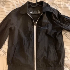 Moose knuckles jacka - Använd 3 gånger, säljer då de inte är min smak och har försökt men sätter aldrig på mig den.  Så den är i helt ny skick   Pris kan diskuteras men inga skam bud 