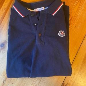 Moncler polo  - Moncler mangila polo manica lunga   Fint skick och inga synliga tecken på användning! Längd: 64 Bredd: 47
