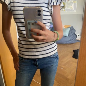 Kortärmad tröja - Super söt T-shirt med ”puff” ärmar, sparsamt andvänd och inga defekter 