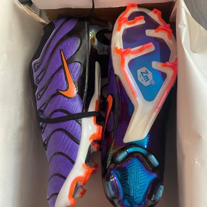 Nike Tn fotbollsskor  - storlek 42 använd 2 gånger 