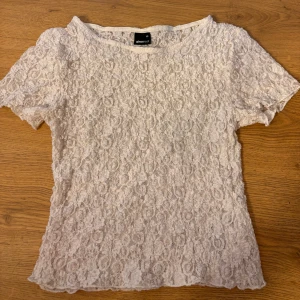 Vit spetstopp från Gina tricot 💕✨ - Köpt nyligen men insett att den inte kommer till användning! Super fin tröja den är använd ca 2 två gånger och inga defekter, alldeles som ny! Den är i storlek XS men funkar även som en S skulle jag säga💕 köparen står för frakt! 