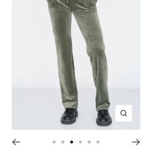 Juicy byxor  - Ett pr gröna juicy byxor i storleken M dem har några små fläckar som säkert kan tas bort med att skrubba bort dem men har inte gjort det själv men det är därför jag säljer dem så billigt också original pris 1200kr säljer dem för 200kr