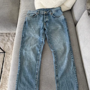 Mörkblå jeans från Zara - Fräscha denim standard jeans från zara med regular fit. Storlek 34 men passar mig som vanligtvis har 32. Inga defekter. Hör av er vid frågor. 