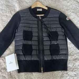 Moncler cardigan - Intresse koll på min moncler cardigen då den tyvärr inte kommer till användning längre. Storlek M men skulle säga att den motsvarar mer som en S. Super fint skick, galej och påse ingår