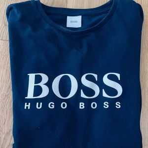 Boss långärmad T-shirt  - För barn i åldern 10-12 år