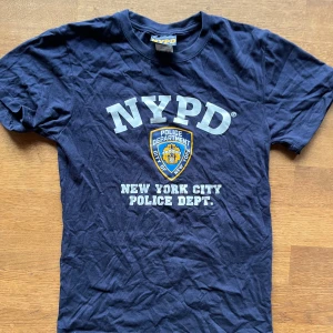 T-shirt med skönt tryck - NYPD-T-shirt köpt i New York. Snyggt tryck på framsidan, aldrig använd. Tveka inte på att höra av dig vid frågor eller funderingar!