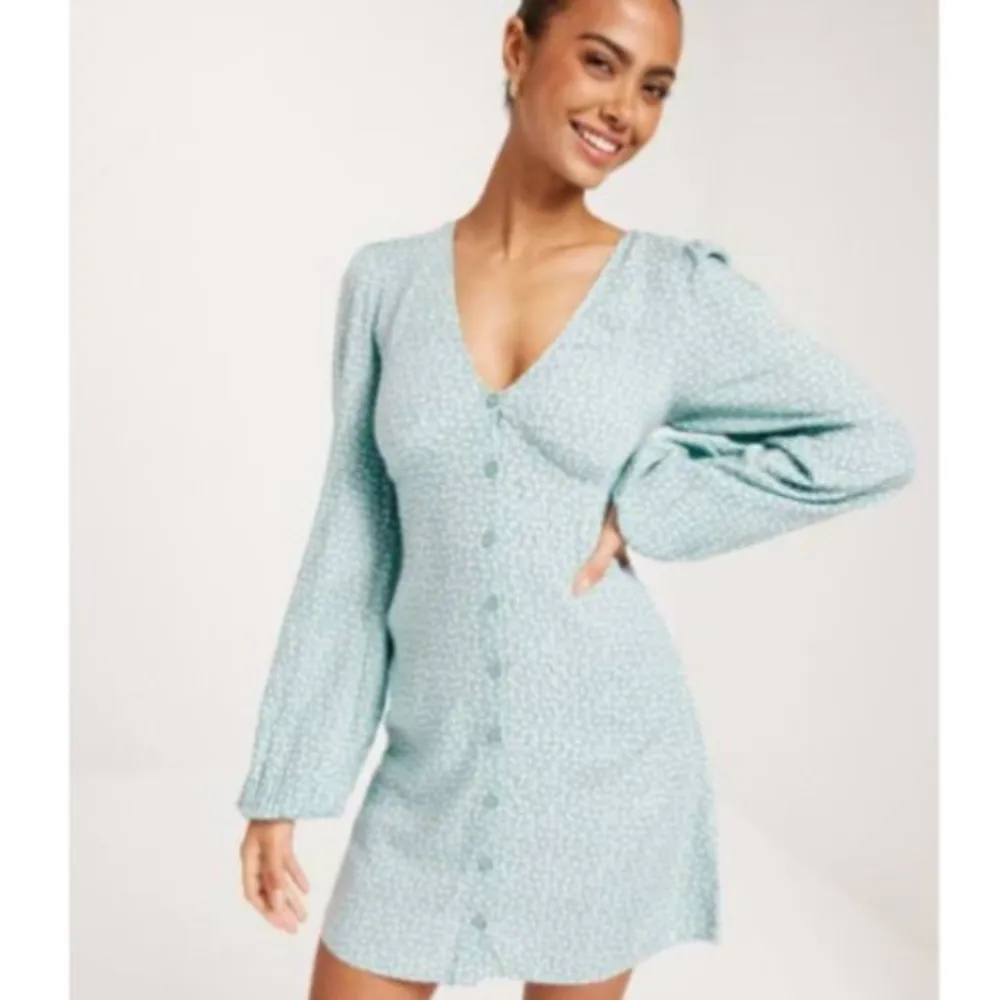 🍒FLIRTY LONG SLEEVE DRESS🍒 Blommig, långärmad, kort klänning i turkosblå. Kommer i ett luftigt tunt 100% viskostyg utan stretch. Aldrig använd så i perfekt skick.🍒. Klänningar.