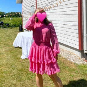 Sommarklänning - En superfin sommarklänning i två fantastiska rosa färger! 💞 Resår i midjan, vilket gör att den passar storlek XS till M skulle jag säga!  Klänningen har ett undertyg vilket gör att den inte är genomskilning! 