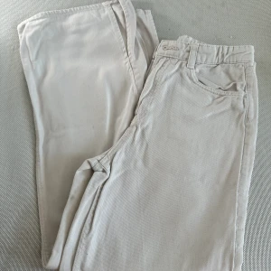 Jeans  - Ett par ganska breda, vita jeans i storlek 146. Priset kan diskuteras.