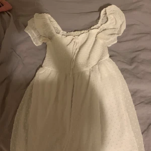Vit fin byxdress - En byxdress som ser ut som en klänning. Den är i bra skick och använd 1 gång. Byxdressen är köpt ifrån New Yorker