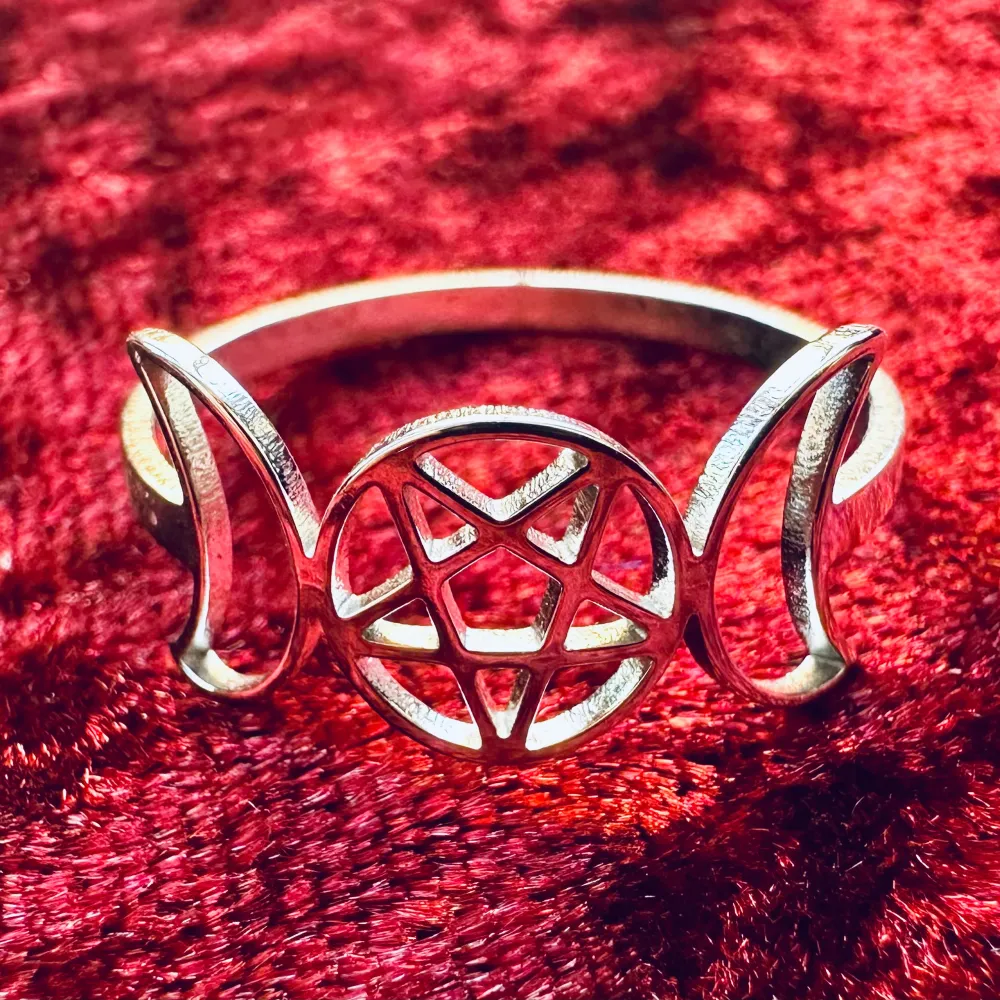 Silverfärgad ring med pentagram i mitten och månskäror på sidorna. Ett kraftfullt och unikt smycke. Ringen är i tåligt rostfritt stål och repas inte lätt. 2 cm i innerdiameter, Stl 10. Unisex. Jag prutar inte men ger bundlerabatt. . Accessoarer.