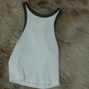 Vit och svart linne  - Inte als använd och är svart och vit 