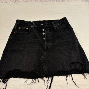 Levis kjol - Ursnygg svart jeanskjol från Levis, köpt för några år sedan och endast använd en gång. Passar till allt och alltid rätt!!