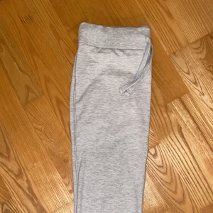 Grå mjukisbyxor från Nelly - Säljer ett par grå low waist bootcut mjukis från Nelly, riktigt sköna och fina, inte andvänts många gånger eftersom jag har 2 par(är 163cm men de hade passat om du är lite längre)💗 nypris 299kr 