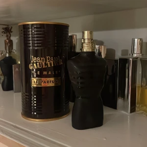 Jean Paul Gaultier Le Male Le Parfum - Säljer en elegant parfym från Jean Paul Gaultier, Le Male Le Parfum. Flaskan är formad som en svart torso med gulddetaljer, vilket ger en lyxig känsla. Doften är intensiv och maskulin, perfekt för den som vill sticka ut.