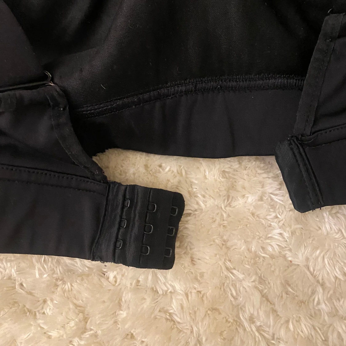 Svart sport-bh med korsade band - 91