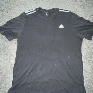 Adidas T-shirt  - Använd men är för liten nu 