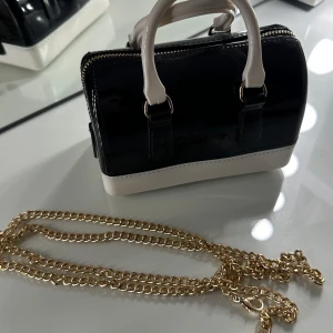 Liten handväska med guldkedja - Jättesöt väska med avtagbar guldkedja. Vet tyvärr inte vart den kommer ifrån