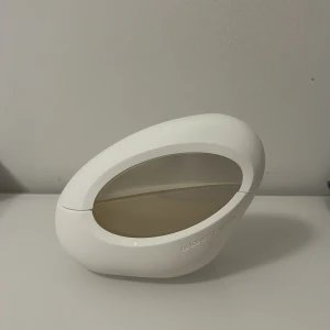 Mod vanilla ariana grande - Ren och söt vaniljdoft men säljer då jag redan har många vanilj parfymer. Lite använd, kanske runt 5 ml. Box medföljer! Kontakta om du har frågor eller är intresserad💘