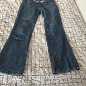 Jättefina lågmidjade vintage jeans!💕 - Jättefina lågmidjade vintage jeans, köpta här på Plick men passade inte i storleken så är inte använda och utan defekter!                                          Midjemåttet: 41 cm ( rätt över ) Inerbenslängd 83 cm. Utgångspriset jag köpte jeansen för var 500 kr. Vid fler frågor skriv till mig!💕