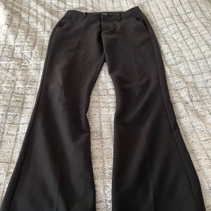 Jättefina svarta kostymbyxor från Bikbok!💕 - Jättefina kostymbyxor, använda men i bra skick och utan defekter , något nopprig men inget man lägger märke till!                                                     Det är storlek 34, säljer pågrund av att jag tycker dom är lite korta på mig som är 1 69. Utgångspriset när jag köpte dom var 499kr.      Vid fler frågor skriv till mig!💕