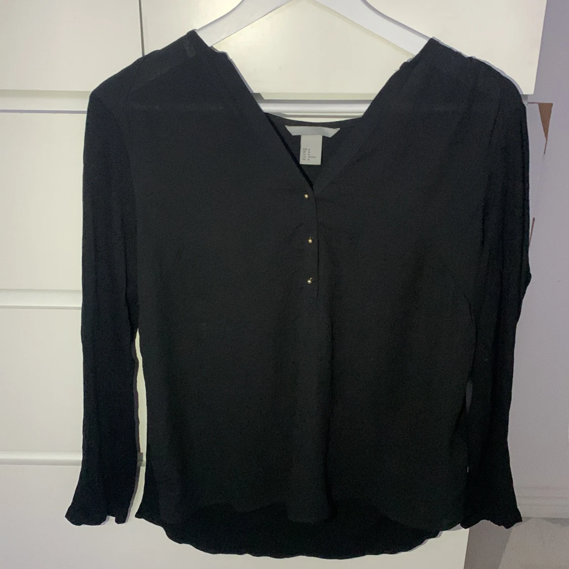 Svart blus med knappar