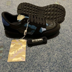Valentino Rockrunner  - Valentino Rockrunner skor, helt nya och inte använda för att jag köpte fel storlek. Om du undrar det minsta detalj så är det bara att skriva till mig. Gratis frakt. Mvh/Sultan