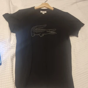 Lacoste tröja - Svart t-shirt från Lacoste 