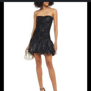  Maje Roxette dress - Roxette klänningen från Maje, svart och glittrig i storlek 40 och passar mig bra som i vanliga fall är strl S/M