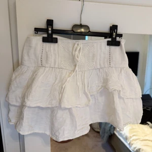 Vit volangkjol - Världens finaste, Isabel Marant liknande kjol med volanger. Kjolen har inbyggda shorts och sitter därför säkert💛