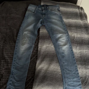 Ljus blåa Wallys(Barn) - Säljer nu mina Replay wallys. Storleken är 12y eller 150 cm, färgen är ljus blå Det är 8/10 skick, hör av er vid minsta fundering, mvh Charlie 