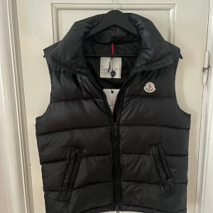 Svart dunväst från Moncler - Snygg svart dunväst från Moncler 