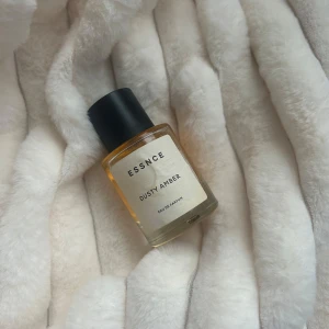 Parfym essence  - Dusty amber från essence. Inspirerad från Carolina Herrera's doft Good Girl. 
