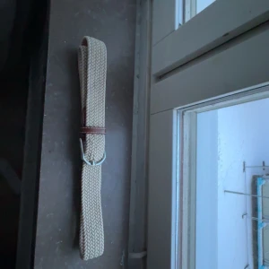 Beige bälte med silverdetaljer - Snyggt beige bälte med silverfärgat spänne. Perfekt för att ge en stilren touch till din outfit. Passar åretrunt och går att matcha till nästan allt. Näst in till oanvänt skärp använt max 1 gång då jag har ett likadant skärp själv, jag gillar verkligen denna färg på skräp.