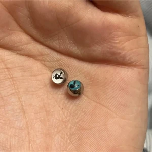 Playboy peircing bollar  - Säljer ett par små, peircing bollar i silver med den ikoniska Playboy-loggan. Ena har en blå bakgrund som ger en fin kontrast. Perfekta för att lägga till en subtil touch av stil. Ej använda!!!! Skickas i en liten påse 