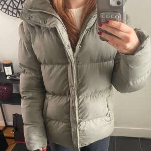 Grön vinterjacka  - Säljer en grön vinterjacka från Asos som inte längre kommer till användning. Använd en säsong