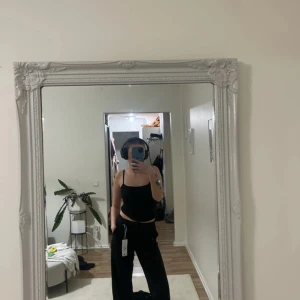 Svarta kostymbyxor  - Säljer svarta kostym byxor som aldrig är använda. Lappen sitter fortfarande kvar 