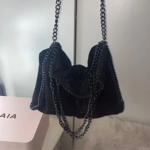 Stella McCartney inspirerad väska  - Super snygg med glittrig mocka och silver kedja. Använd men fortfarande okej skick! Finns två fläckar på baksidan men säkert något som går bort och som inte syns när väskan bärs. Väldigt rymlig och bra. Skriv eller tryck köp nu💌