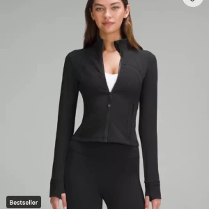 Lululemon jacket  - Säljer min lululemon jacket cropped i svart stl 4. Så super snygg men kommer tyvärr inte till användning 🥹🥹 kan även tänka mig bytta mot den längre varianten ❣️❣️