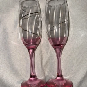 Rosa champagne glas - Super fina rosa champagne glas med guld detaljer. Pris kan diskuteras 