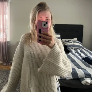 Vit/beige stickad tröja - Säljer denhär tröjan för att den inte kommer till användning, den har fina detaljer i midjan och vid händerna. Använt ca tre gånger