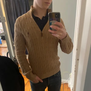 Ralph lauren stickad tröja - En exklusiv Ralph lauren kabelstickad tröja i 100% silke i perfekt skick! Mycket skön och stilig tröja att bära nu under kallare väder. Vid frågor och funderingar är det bara att höra av sig😁