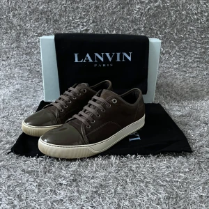 Lanvin Skor - Tjena! Säljer nu mina snygga skor ifrån Lanvin. Skicket på skorna är 9/10. Skorna är i olika storlek därav priset, vänster sko är i storlek UK 8 (42) och höger sko är i storlek UK  6 (40). Dustbag medföljer! Vid fler frågor om storleken/bilder är det bara och höra av sig! 