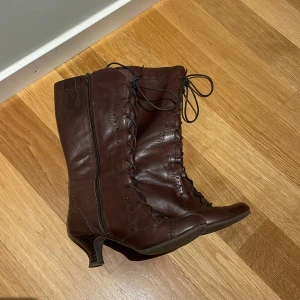 Bruna boots - Snygga bruna boots med snörning och dragkedja. Perfekta för höst och vinter, fett snygga till kjol. 