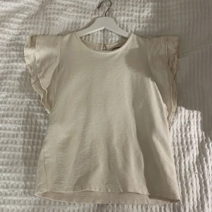Jättefin volang topp från Lindex!  - Fin topp från Lindex med volang på axlarna. Säljer för 115 men priset kan diskuteras. Storlek xs som funkar för mig som 165 cm och kortare/ längre.