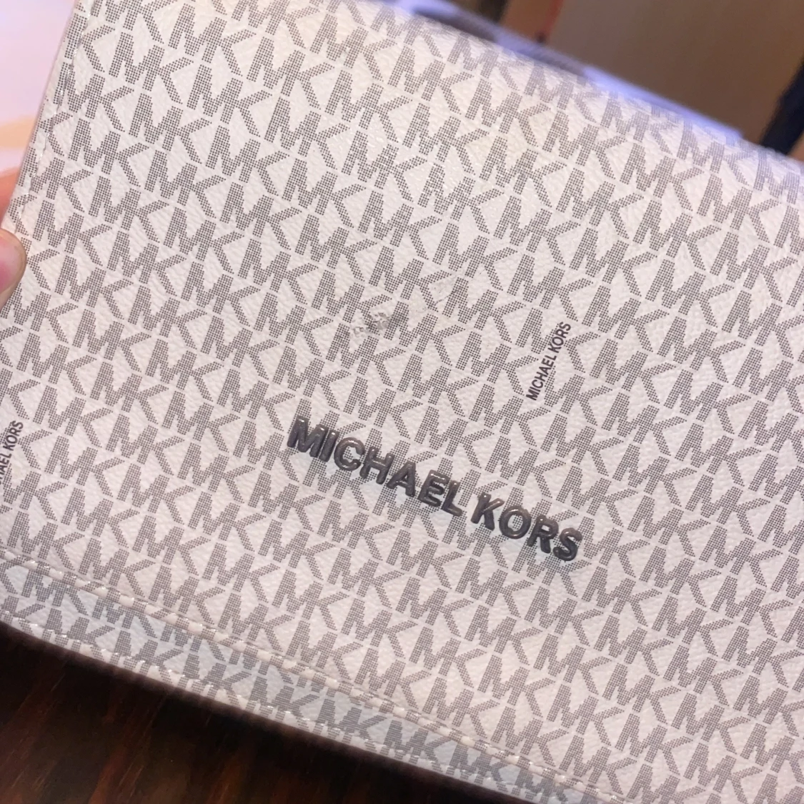 Vit och grå kuvertväska från Michael Kors