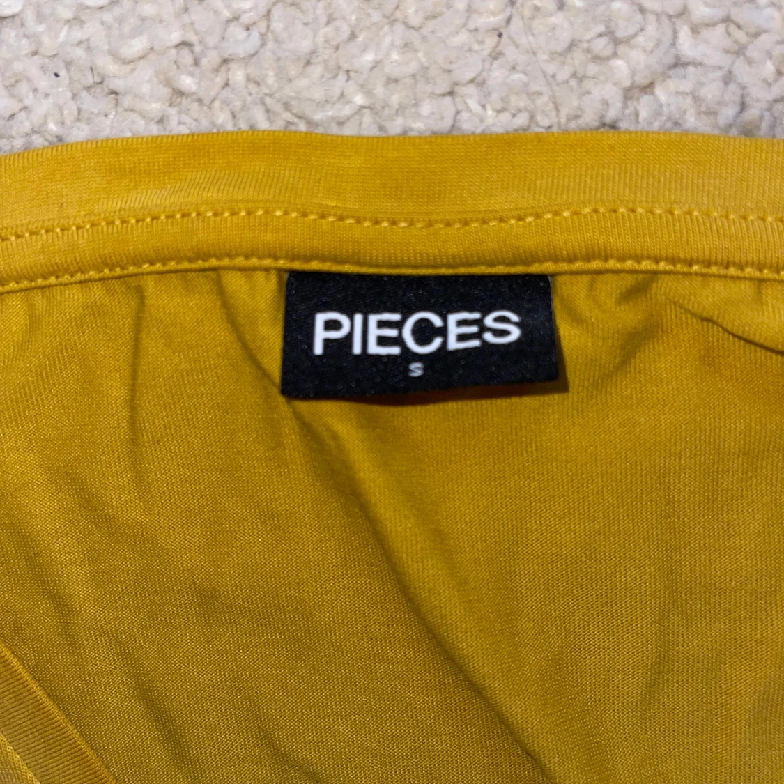 Gul v-ringad topp från Pieces - 91