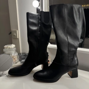 Svarta stövlar med klack - Eleganta svarta stövlar i skinn med klack och dragkedja. Helt nya, storlek 39:- köptes för 600:- säljs för 300:- vid frågor kontakta mig 🫶🏽