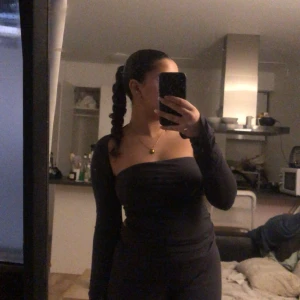 Gina tricot yoga set  - Gina tricot yoga set. Båda i S men passar även M. Köpt för 700, säljer 350 tillsammans