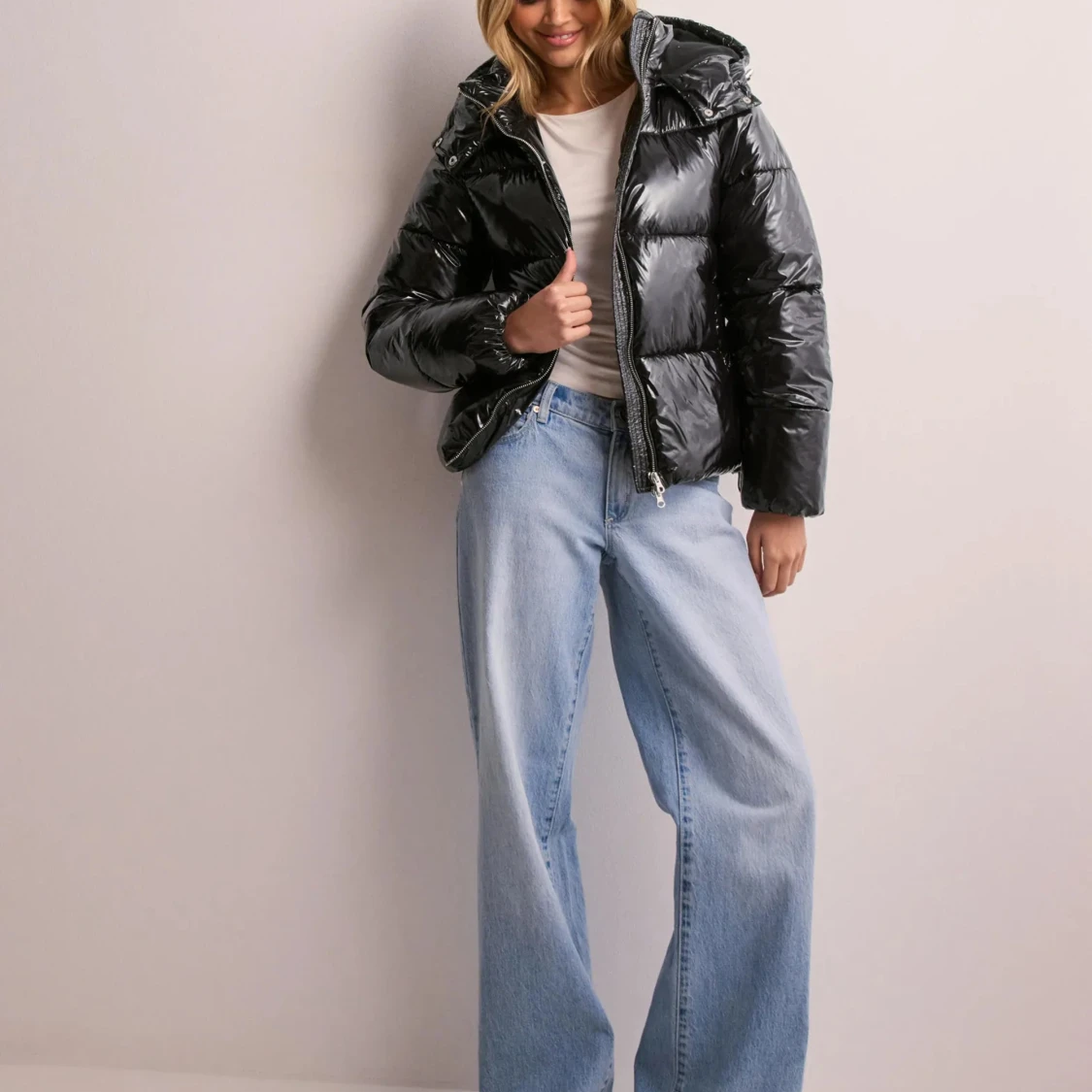 Svart glansig pufferjacka - 90
